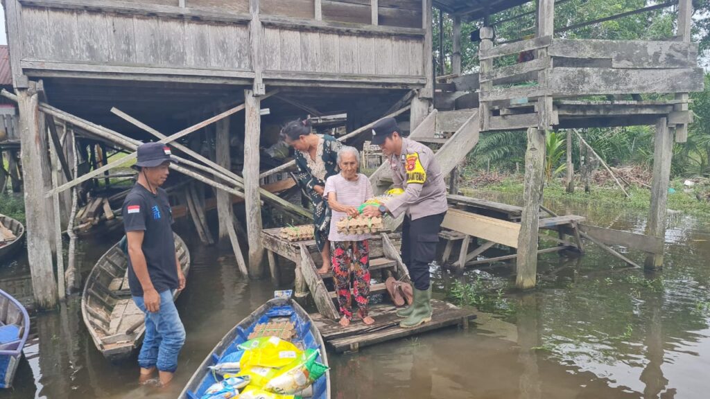 Efek Banjir, Polsek Bayung Lincir Bagikan Sembako Ke Warga Efek Banjir, Polsek Bayung Lincir Bagikan Sembako Ke Warga