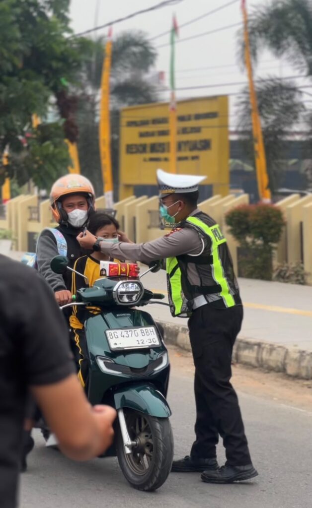 ANGGOTA SAT LANTAS POLRES MUBA MELAKSANAKAN PEMBAGIAN MASKER KEPADA PENGGUNA JALAN