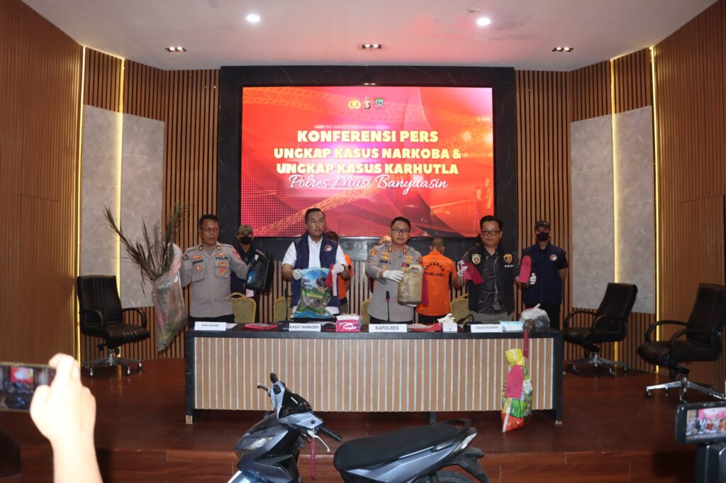 CONFERENSI PERS POLRES MUSI BANYUASIN BERHASIL UNGKAP KASUS DALAM KEBAKARAN HUTAN
