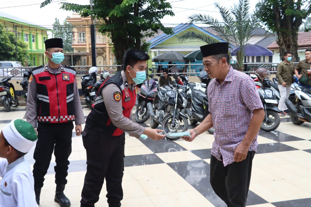 KAPOLRES MUSI BANYUASIN MEMBAGIKAN MASKER KEPADA MASYARAKAT ANTISIPASI KARHUTLA KAPOLRES MUSI BANYUASIN MEMBAGIKAN MASKER KEPADA MASYARAKAT ANTISIPASI KARHUTLA