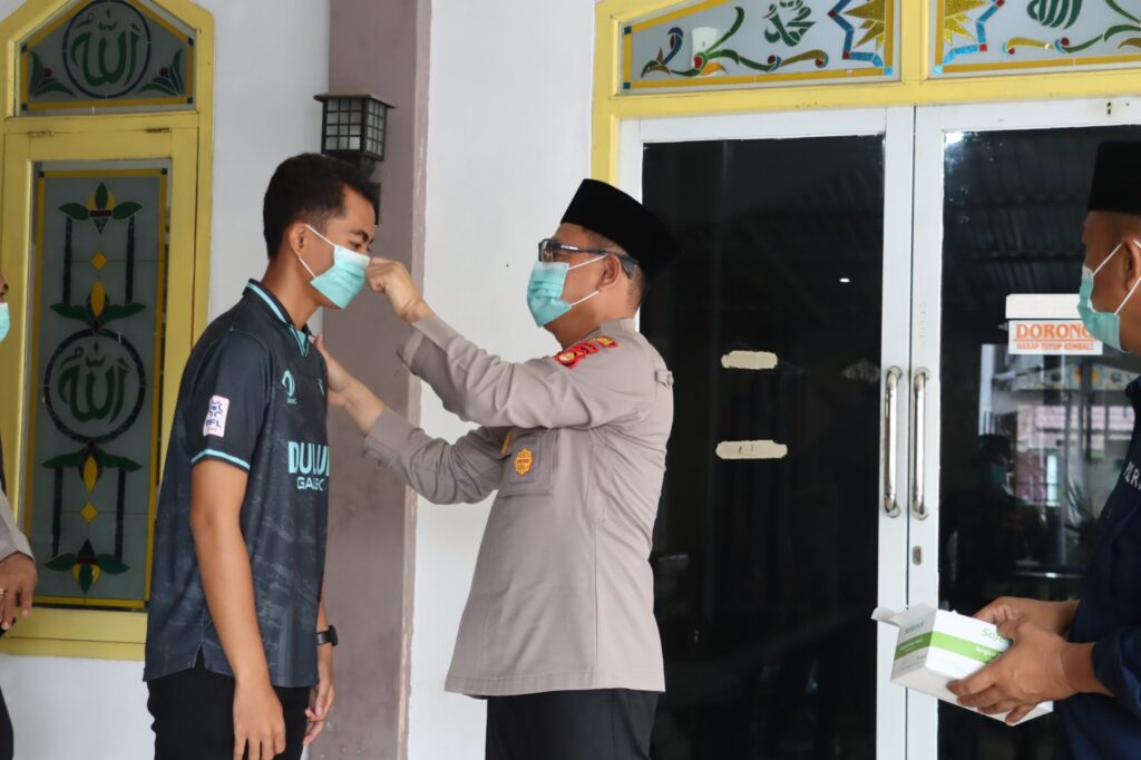 POLRES MUSI BANYUASIN MELAKSANAKAN PEMBAGIAN MASKER KEPADA MASYARAKAT SEKITAR POLRES MUSI BANYUASIN MELAKSANAKAN PEMBAGIAN MASKER KEPADA MASYARAKAT SEKITAR