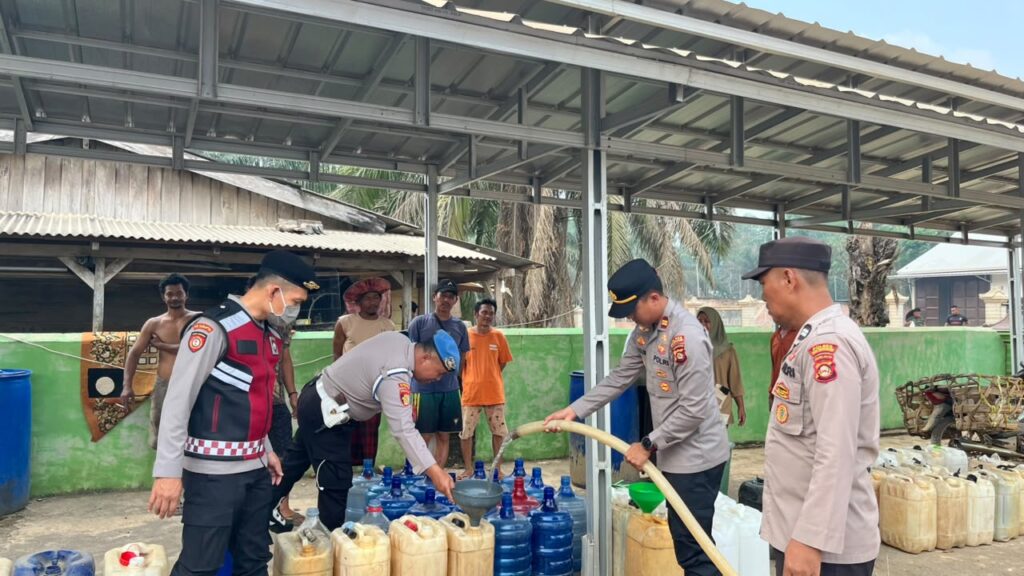 BENTUK KEPEDULIAN KAPOLSEK BATANGHARI LEKO KEPADA MASYARAKAT YANG TERDAMPAK KEMARAU KESULITAN AIR BERSIH