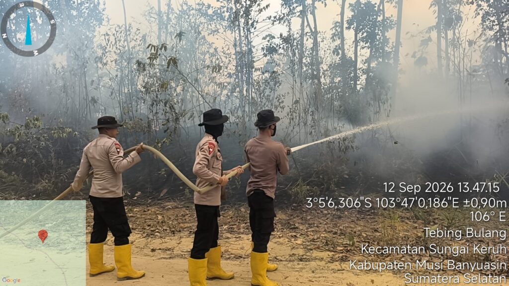 Personel polsek sungai keruh melaksanakan karhutla di desa tebing bulang
