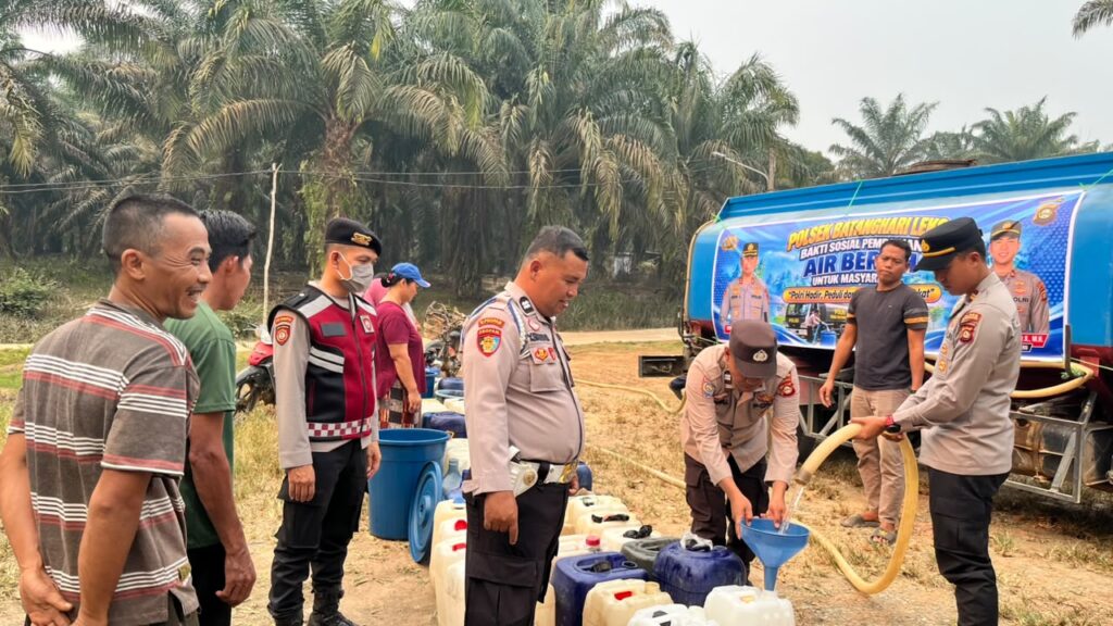KAPOLSEK BATANG HARI LEKO BERSAMA ANGGOTA MELAKSANAKAN PEMBAGIAN AIR BERSIH KEPADA WARGA BATANGHARI LEKO
