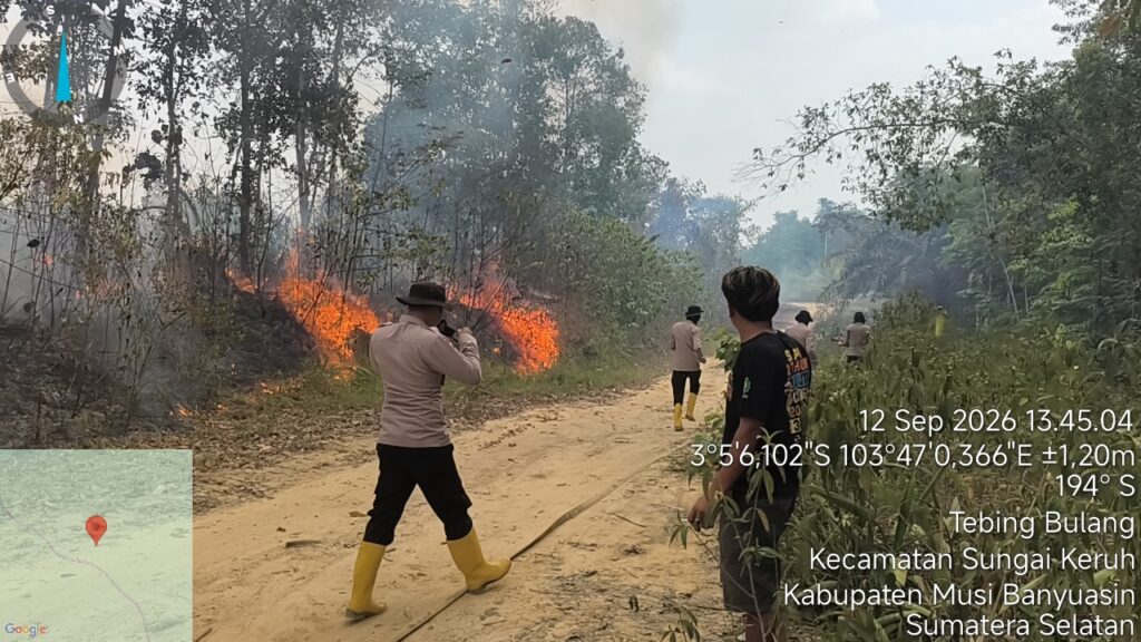 PERSONEL POLSEK SUNGAI KERUH DAN TIM GABUNGAN MELAKUKAN PEMADAMAN KEBAKARAN HUTAN DAN LAHAN DI KECAMATAN SUNGAI KERUH