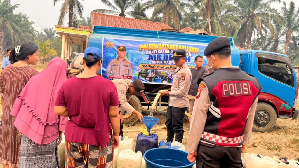 KEPEDULIAN KAPOLSEK BATANGHARI LEKO BERSAMA ANGGOTA TERHADAP MASYARAKAT YANG MEMBUTUHKAN AIR BERSIH KEPEDULIAN KAPOLSEK BATANGHARI LEKO BERSAMA ANGGOTA TERHADAP MASYARAKAT YANG MEMBUTUHKAN AIR BERSIH