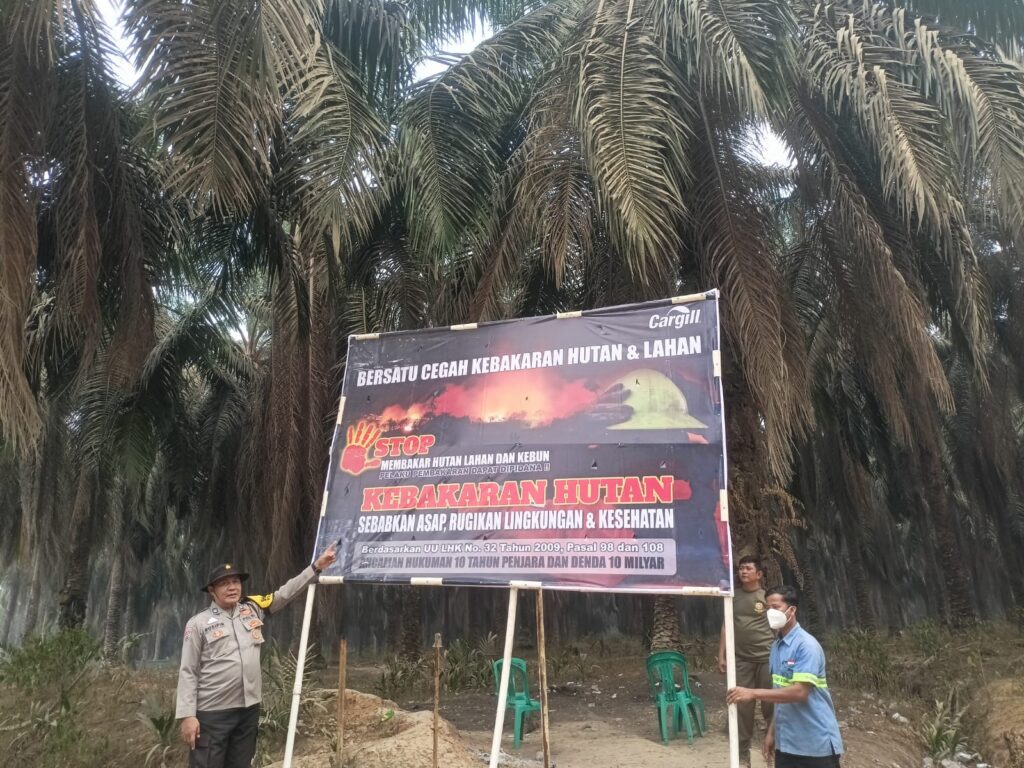 POLSEK KELUANG BERSAMA MASYARAKAT MELAKSANAKAN UPAYA PENCEGAHAN KARHUTLA DENGAN PEMASANGAN BANNER DAN HIMBAUAN