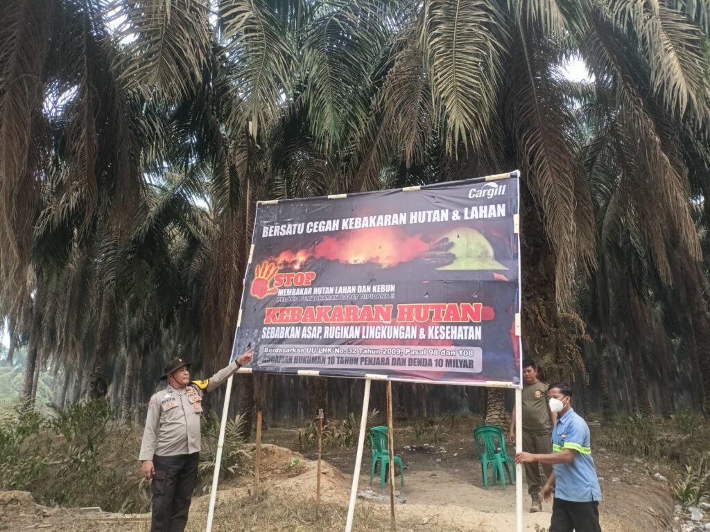 PERSONEL POLSEK KELUANG MELAKSANAKAN UPAYA PENCEGAHAN KARHUTLA MELALUI PEMASANGAN BANNER HIMBAUAN PECEGAHAN KARHUTLA PERSONEL POLSEK KELUANG MELAKSANAKAN UPAYA PENCEGAHAN KARHUTLA MELALUI PEMASANGAN BANNER HIMBAUAN PECEGAHAN KARHUTLA