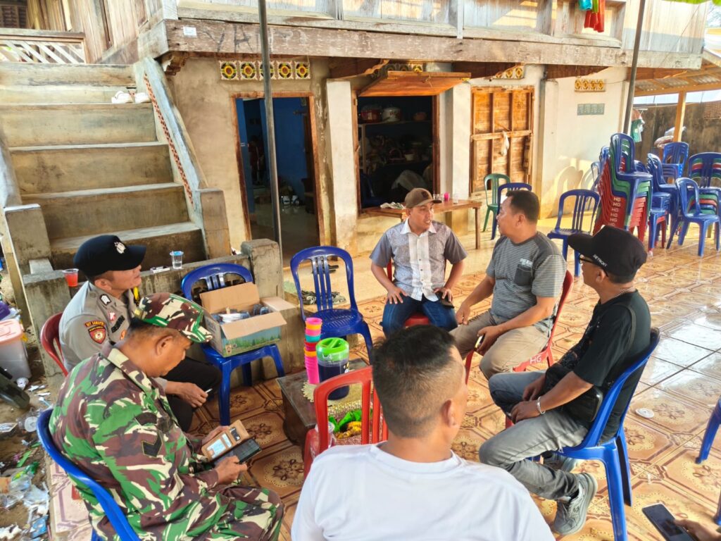 UNTUK MENJAGA KAMTIBMAS POLSEK SUNGAI KERUH MELAKSANAKAN HIMBAUAN KEPADA WARGA UNTUK MENJAGA KAMTIBMAS POLSEK SUNGAI KERUH MELAKSANAKAN HIMBAUAN KEPADA WARGA