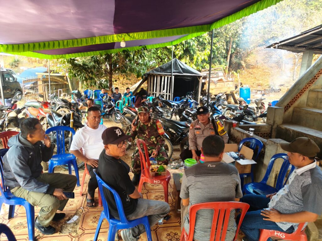 POLSEK SUNGAI KERUH MENGHIMBAU KEPADA WARGA YANG MENGADAKAN PESTA RAKYAT