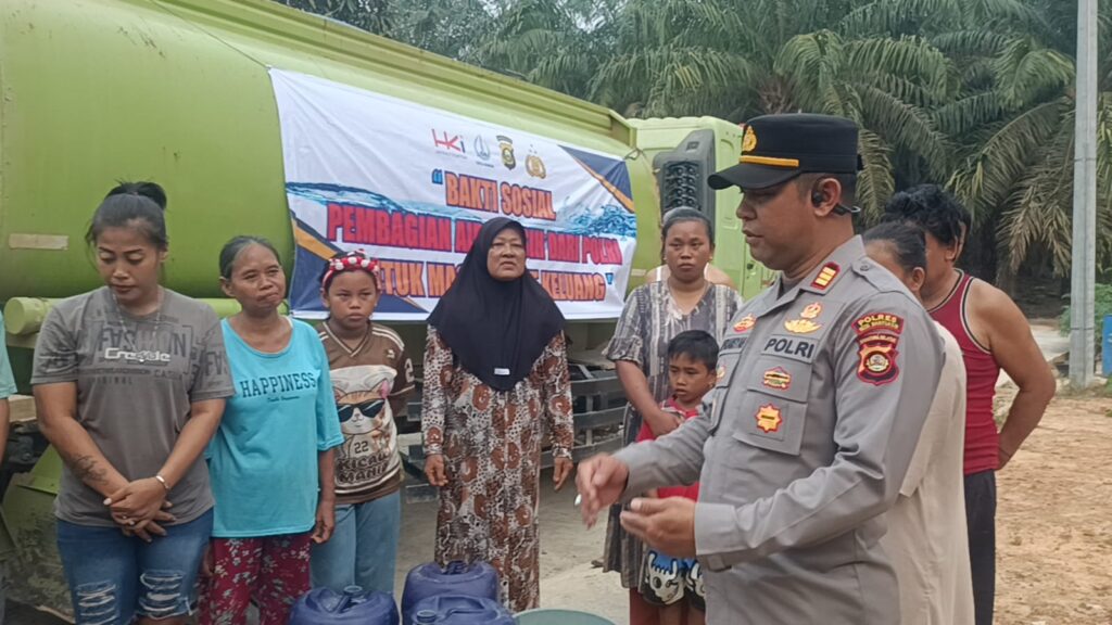 KEPEDULIAN POLSEK KELUANG KEPADA MASYARAKAT YANG MENGALAMI KESULITAN AIR BERSIH