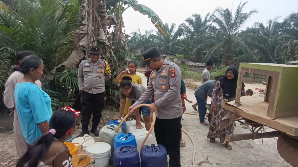 POLSEK KELUANG MELAKSANAKAN KEPEDULIAN TERHADAP MASYARAKAT YANG TERDAMPAK MUSIM KEMARAU
