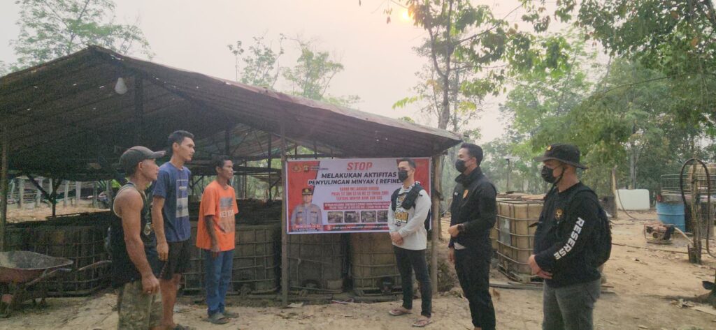 Polsek Batanghari Leko Sosialisasikan Larangan Aktivitas Illegal Refinery di Pangkalan Bulian Polsek Batanghari Leko Sosialisasikan Larangan Aktivitas Illegal Refinery di Pangkalan Bulian