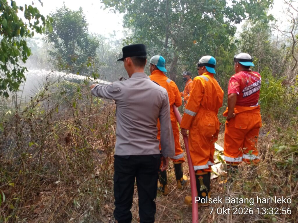 Polsek Batanghari Leko Bersama Damkar dan PT MBI Padamkan Karhutla di Tanah Abang Polsek Batanghari Leko Bersama Damkar dan PT MBI Padamkan Karhutla di Tanah Abang