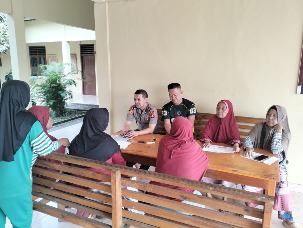 Bantu Warga Pelosok Akses Layanan Digital, Polsek Plakat Tinggi Dukung Bansos Tepat Sasaran