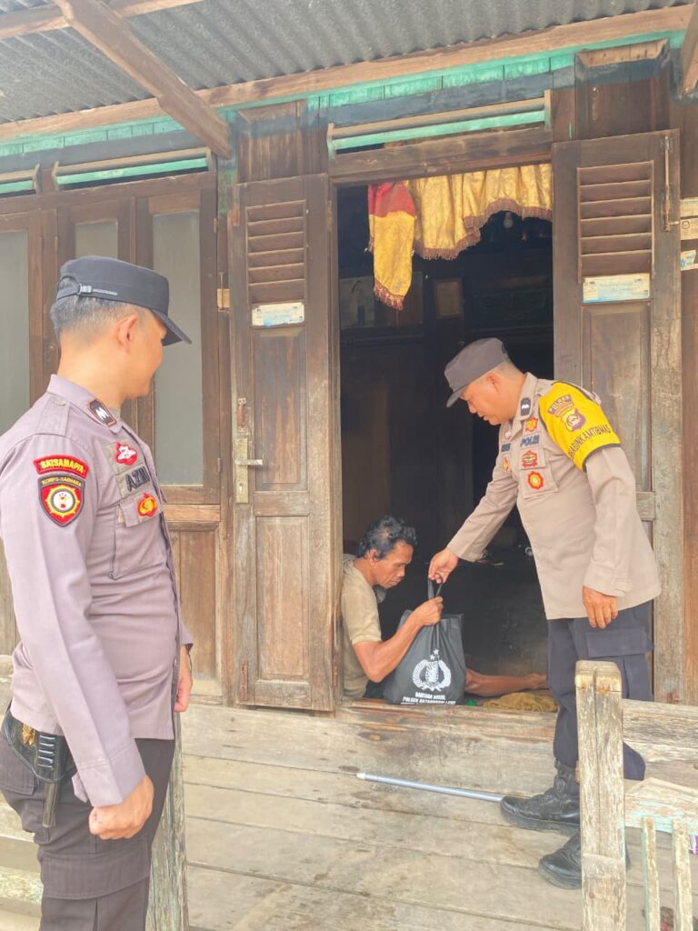 Wujud Kepedulian Polri, Polsek Batanghari Leko Berbagi Sembako di Desa Tanah Abang Wujud Kepedulian Polri, Polsek Batanghari Leko Berbagi Sembako di Desa Tanah Abang