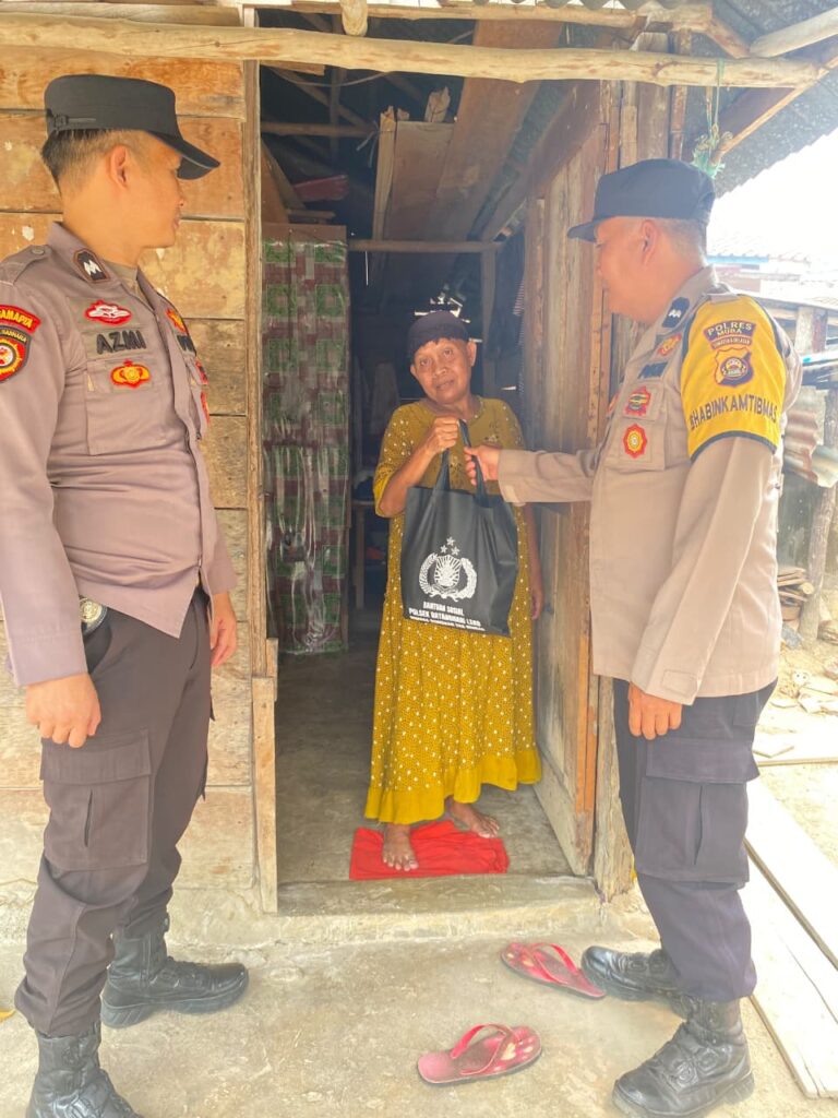 Polsek Batanghari Leko Salurkan 10 Paket Sembako kepada Warga Kurang Mampu melalui Jumat Berkah Polsek Batanghari Leko Salurkan 10 Paket Sembako kepada Warga Kurang Mampu melalui Jumat Berkah